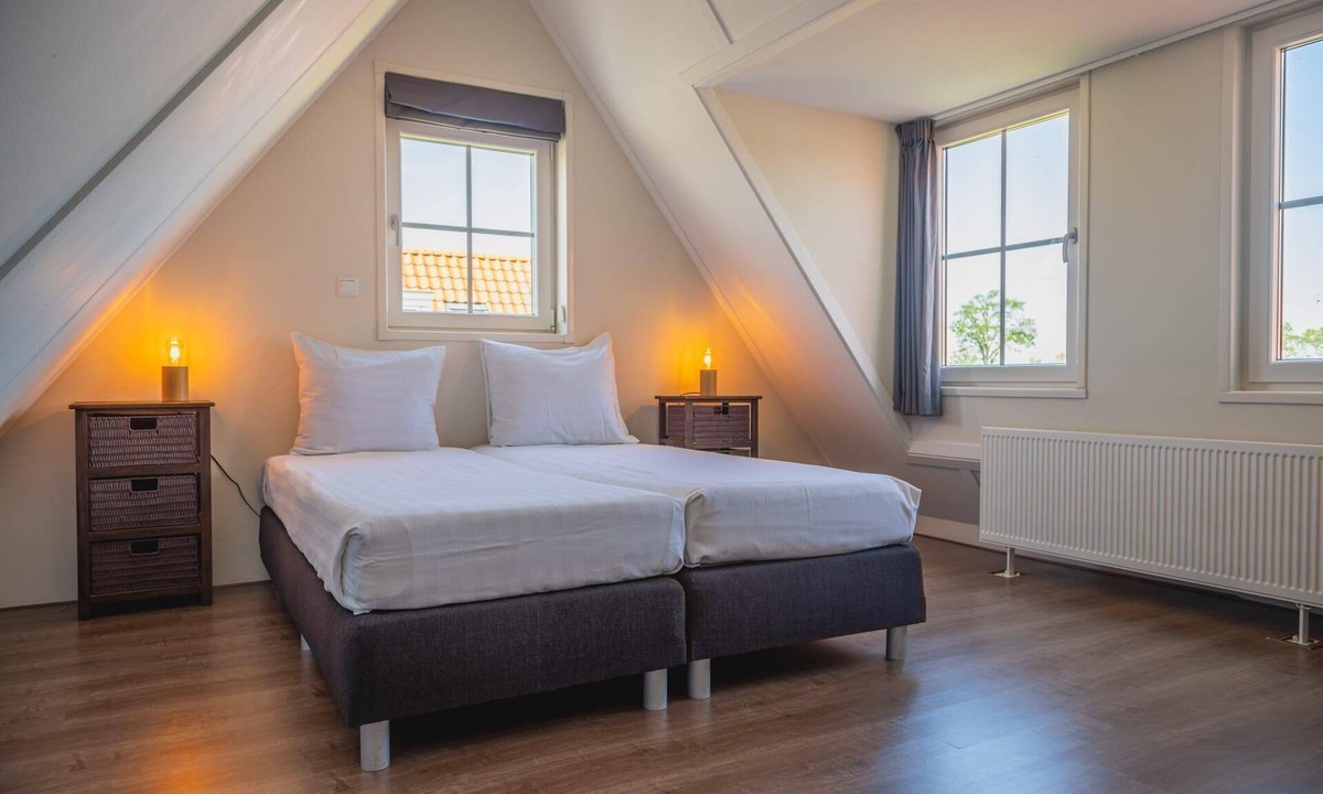 West-Graftdijk House | This comfortable home combines an authentic North Holland atmosphere with modern conveniences, so the holiday feeling starts the moment you arrive. Surrounded by the classic polder landscape, you can enjoy peace and space here, with towns, water and