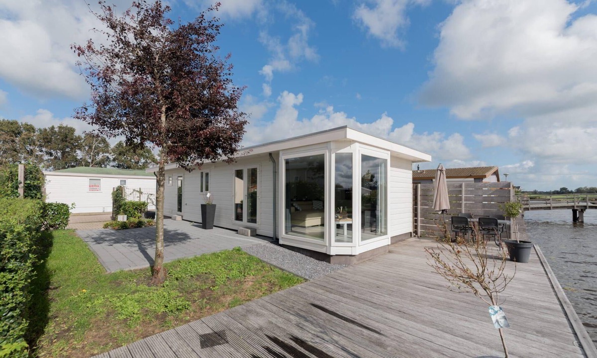 Oost-Graftdijk House | This cozy holiday home offers everything you need for a relaxing stay with family or friends in the beautiful polder landscape of North Holland. Enjoy peace, space and typical Dutch nature, while charming towns, the beach and water-based activities a