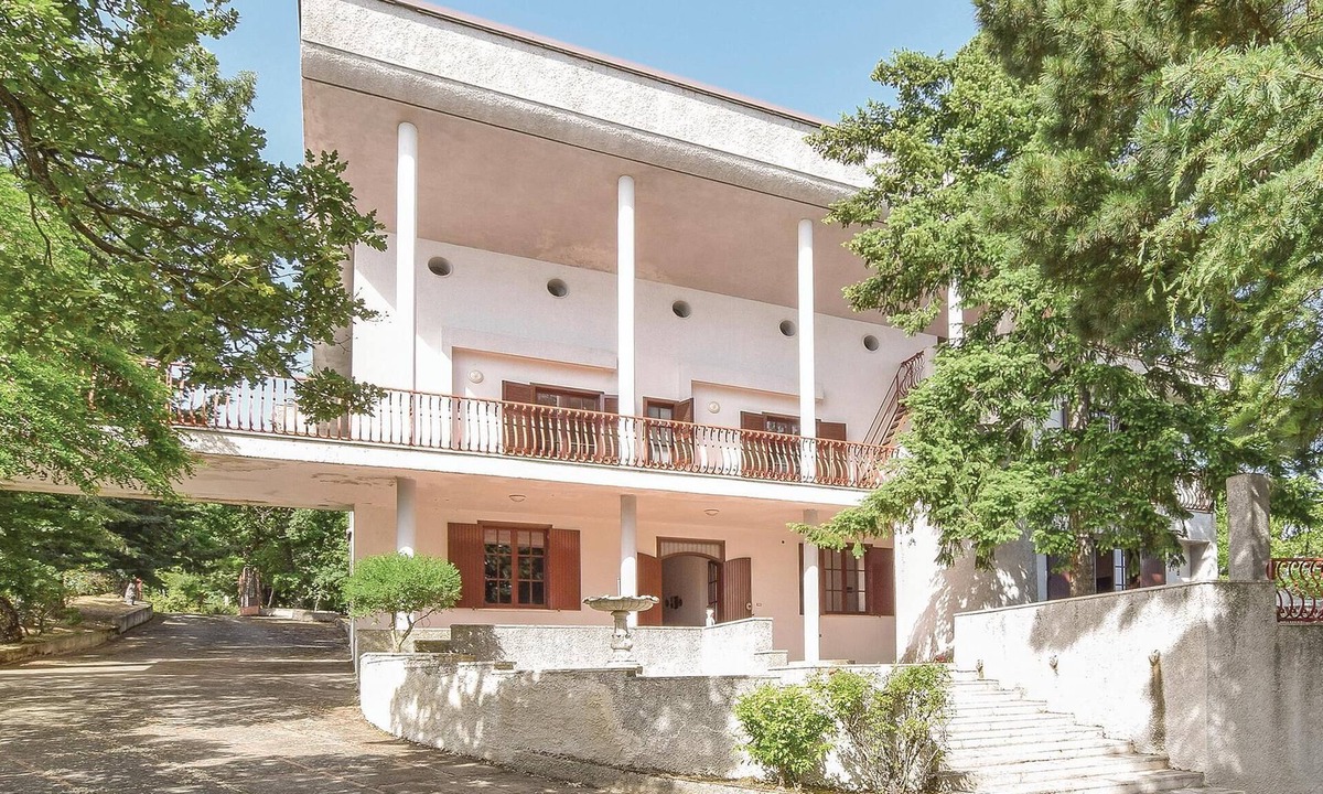 Corigliano Calabro House | This detached vacation home is located 5 km from Corigliano in the province of Cosenza and is surrou
