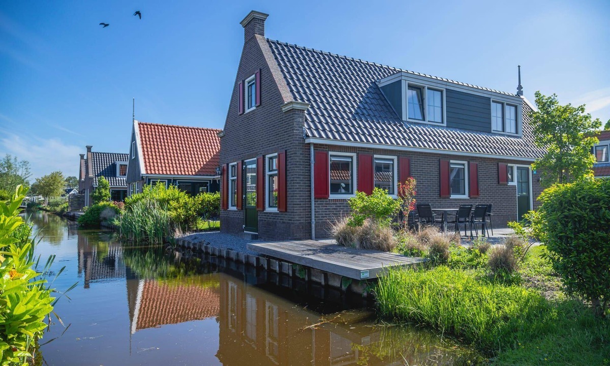 Oost-Graftdijk House | This detached holiday home is located right by the water, perfect for families or groups of friends who want to enjoy a holiday together in the green polder landscape of North Holland. Its waterfront location creates a sense of peace and nature and f