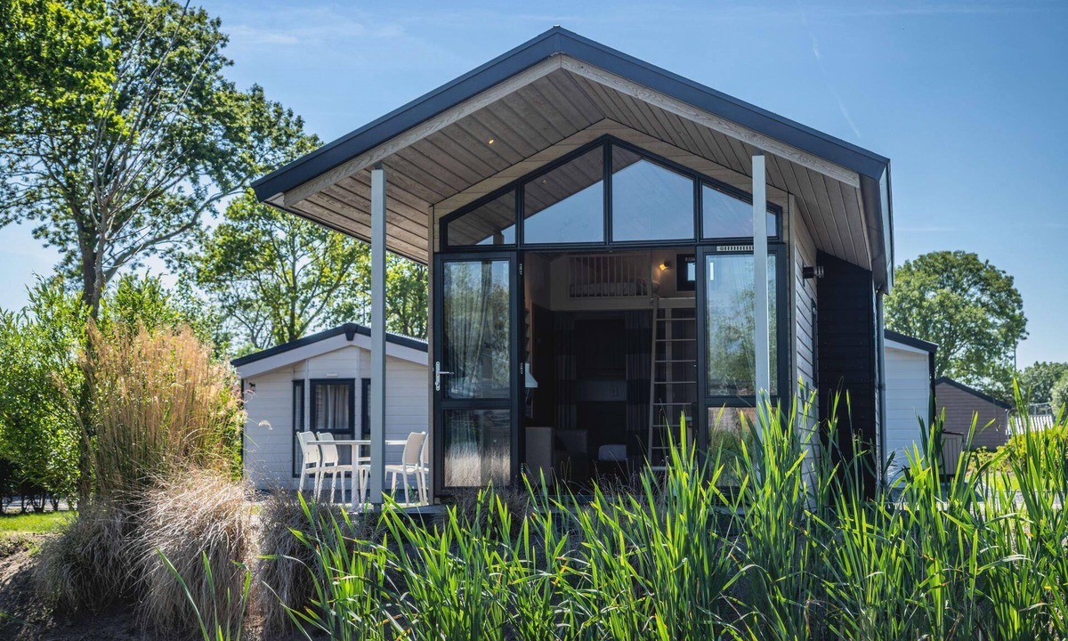 West-Graftdijk House | This detached lodge is surrounded by nature and gives you the feeling of a cozy hideaway, ideal for those who want to escape the hustle and bustle of everyday life for a while. Its location in the green polder landscape ensures peace and a beautiful