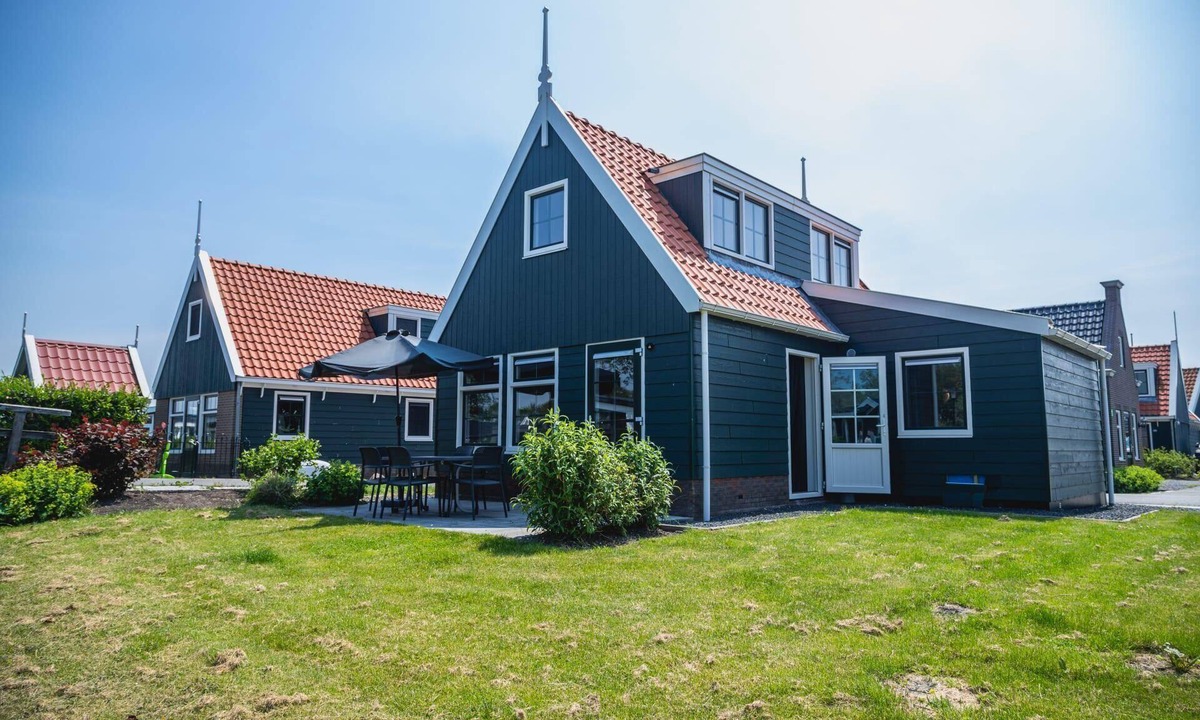 West-Graftdijk House | This home offers a charming and comfortable base for families or groups of friends who want to enjoy a holiday in the green polder landscape of North Holland. The quiet location and the view over the garden immediately create a relaxed holiday feelin