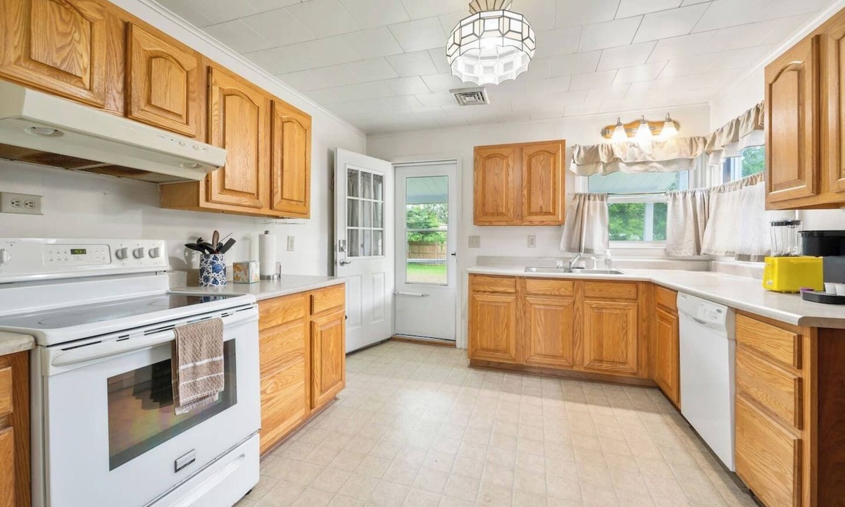 Edray House | This house is a 3 bedroom(s), 1 bathrooms, located in Marlinton, WV.