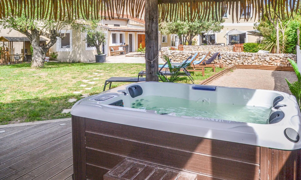 Fleury House | This huge natural villa from the 1980s is ideal for a stay with family and friends.