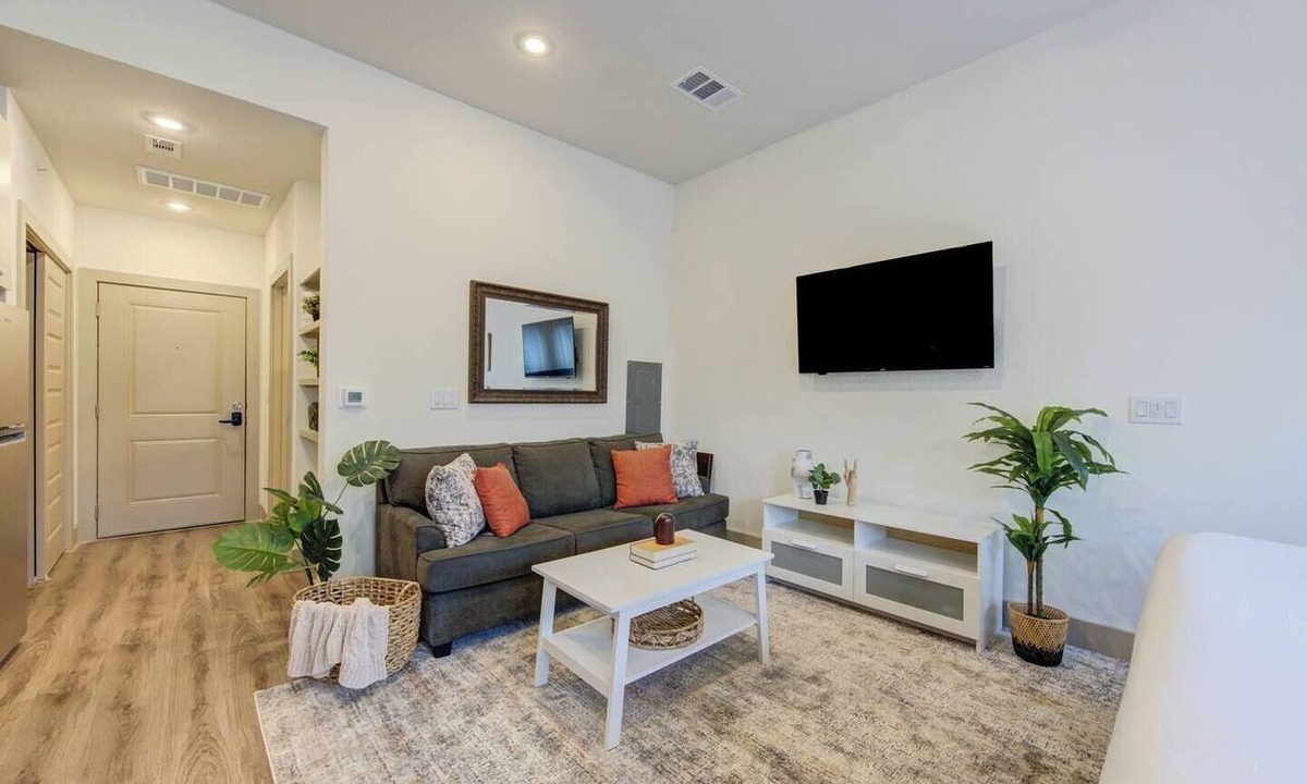Addicks Apartment | This is a cozy studio in the park row/energy corridor area of Houston, TX. perfect for a solo traveler or a small family.