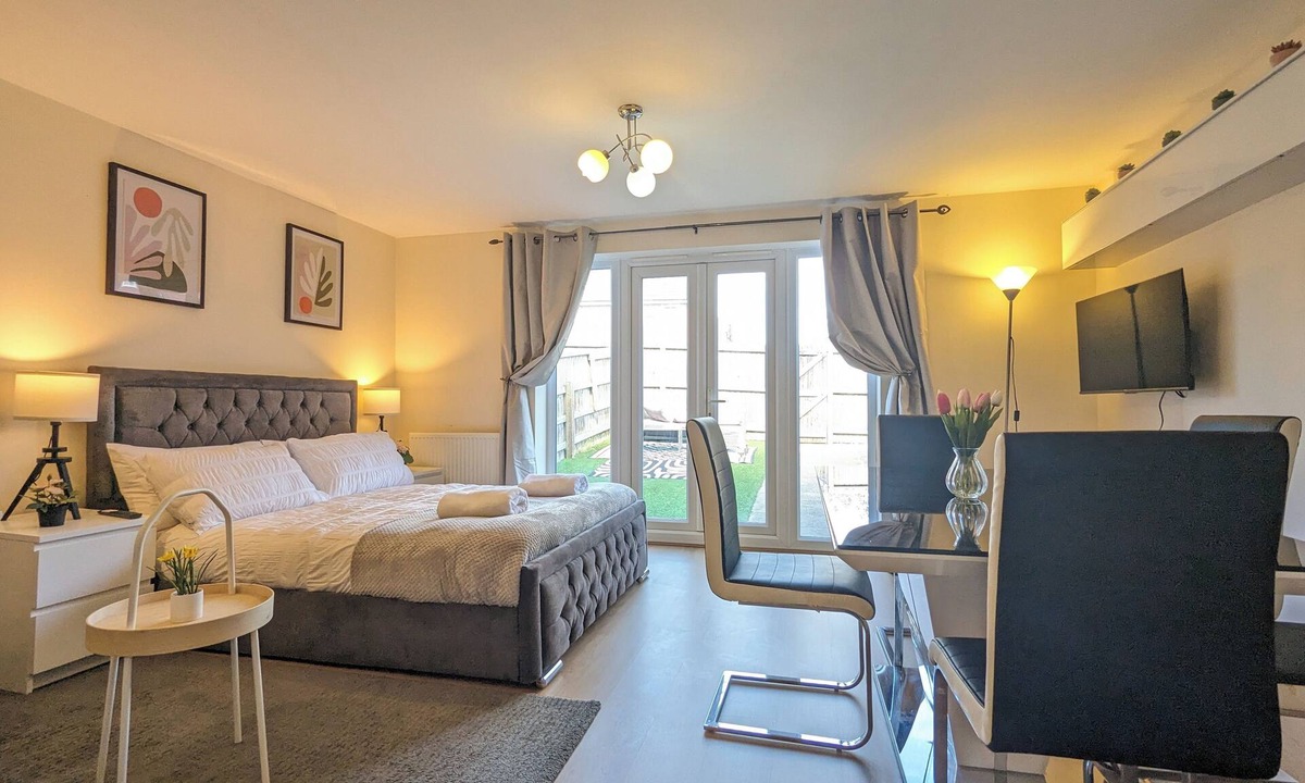 Vauxhall House | This is a large three-story house, located near the city centre. A short 4-minute drive (1 mile) will take you to the city centre, Albert Dock, ACC. Convenient public transportation is available with a 10-minute bus ride from the city. centre.