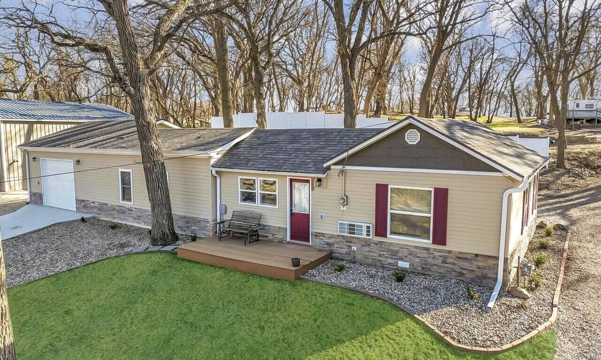 Spirit Lake House | This lake getaway on the `Narrows` off East Lake offers easy access to boating, fishing, & nightlife