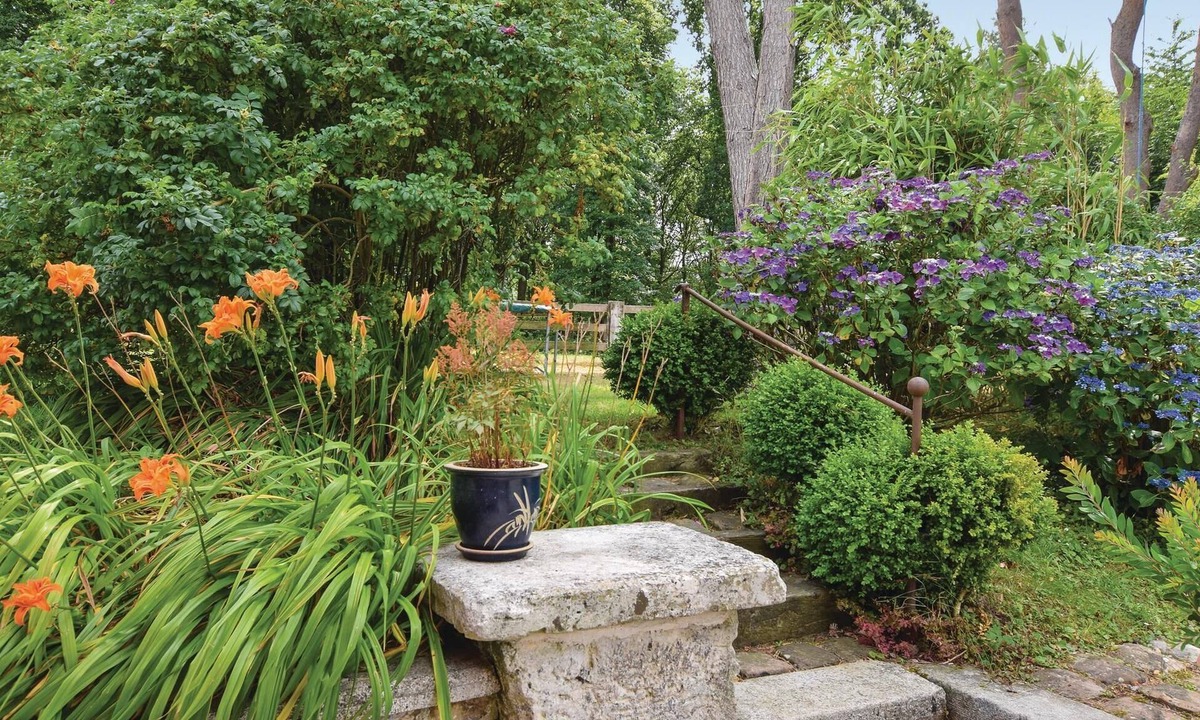 Ancourteville-sur-Hericourt House | This large cottage has an open fireplace.