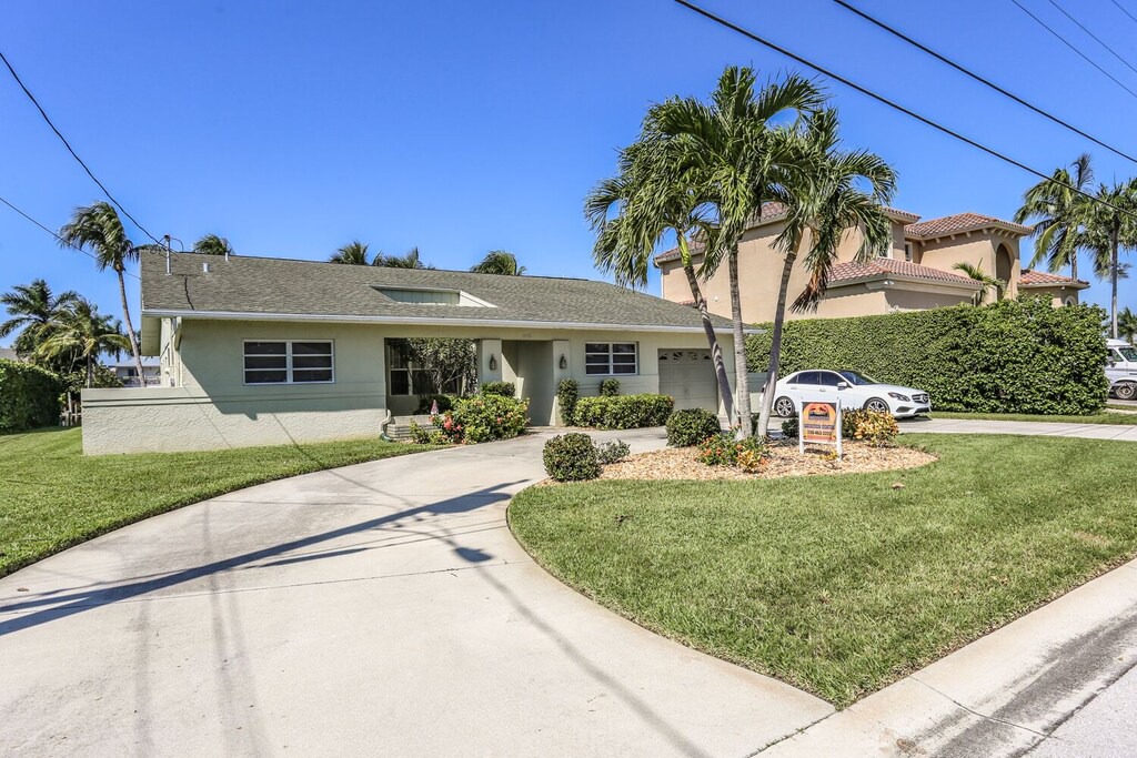 Siesta Isle House | This lovely vacation home with its lush and beautifully manicured landscaping is located on the mainland of Fort Myers Beach, at 18116 Cutlass Drive.
