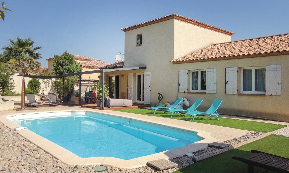 Montblanc House | This magnificent vacation home is located in a very quiet residential area halfway between Pézenas (