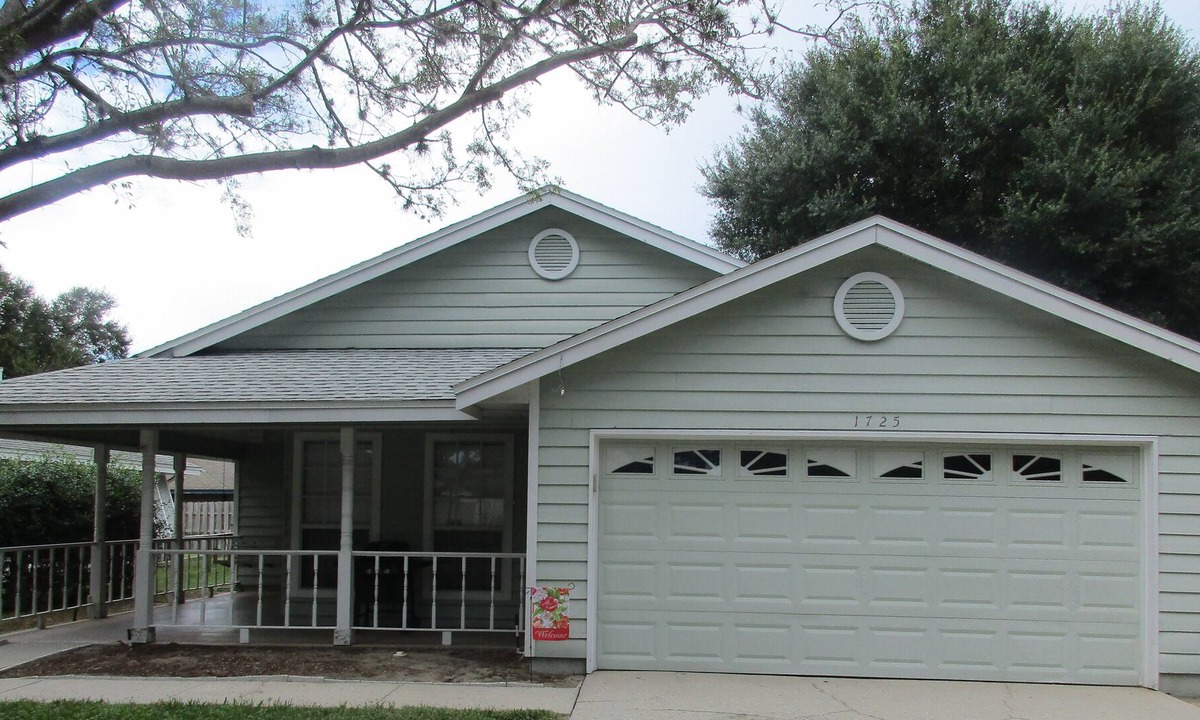 Mount Dora House | This Mt Dora home is ready for you! Fireplace/Front Porch Swing/Internet