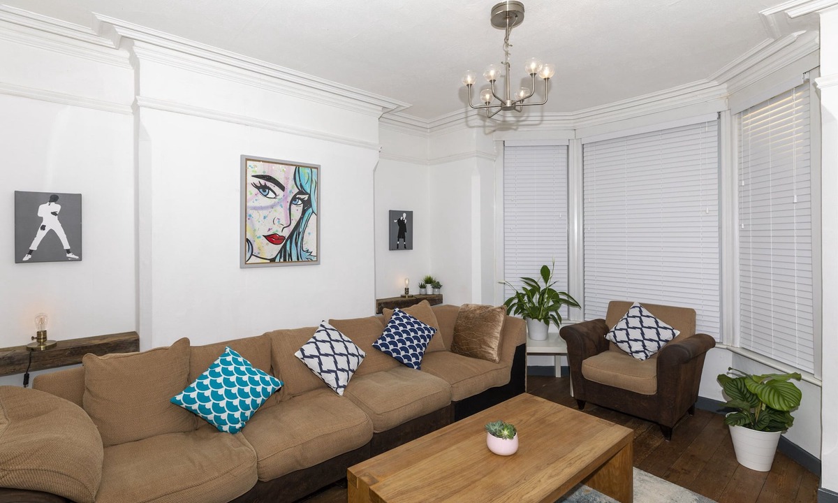 Sneinton House | This Pristine&Spacious 5bed secure home awaits you