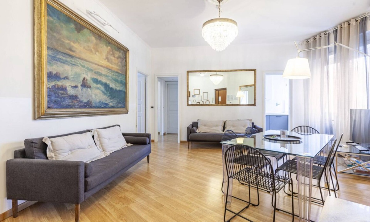 Trastevere Apartment | This recently renovated, beautiful, bright apartment has been completely redesigned. It is located on the 4th floor with elevator. There are three bedrooms: the first with a large double bed (180cmx200cm), the second bedroom has two single beds and the th