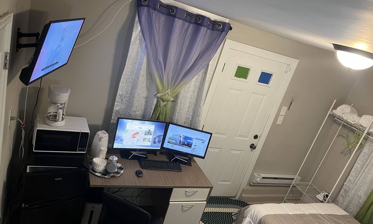 Irvington House | This's private room in Irvington 8 to 10 minutes to Newark air port