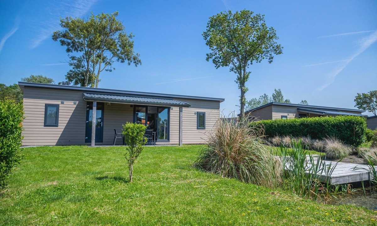 West-Graftdijk House | This single-storey home is ideal for small families or groups of friends who want to enjoy a relaxing stay in nature together. The location offers peace and space, while facilities are close at hand.