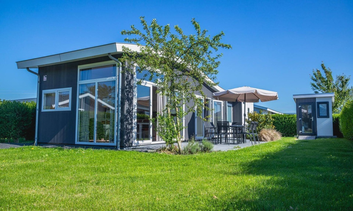 West-Graftdijk House | This single-storey home is set amid the characteristic polder landscape of North Holland and offers a pleasant balance between relaxation and views of the green surroundings. Here you can experience true outdoor living, with all comforts within easy