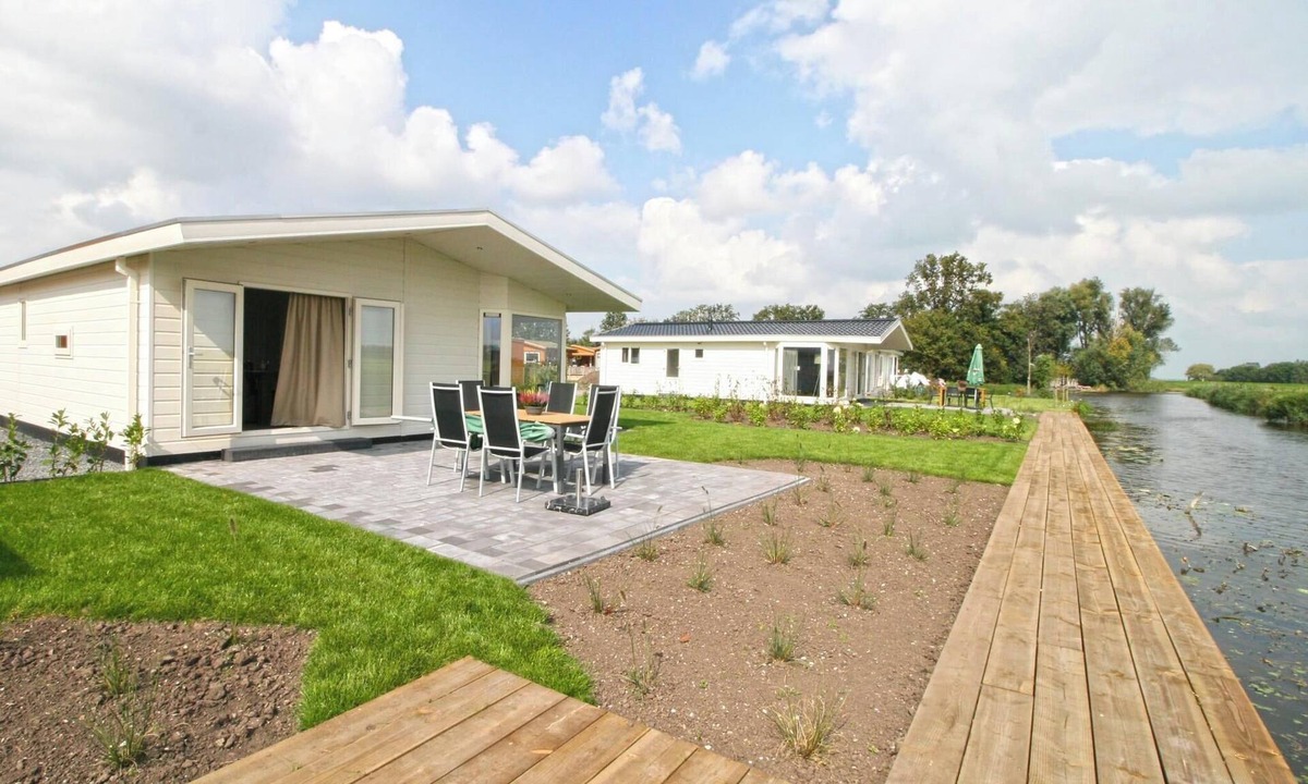 West-Graftdijk House | This single-storey home is cozy and detached, ideal for families or friends who want to relax together in a warm and comfortable setting. Its location immediately creates a holiday feeling and forms a great base for both peace and adventure.