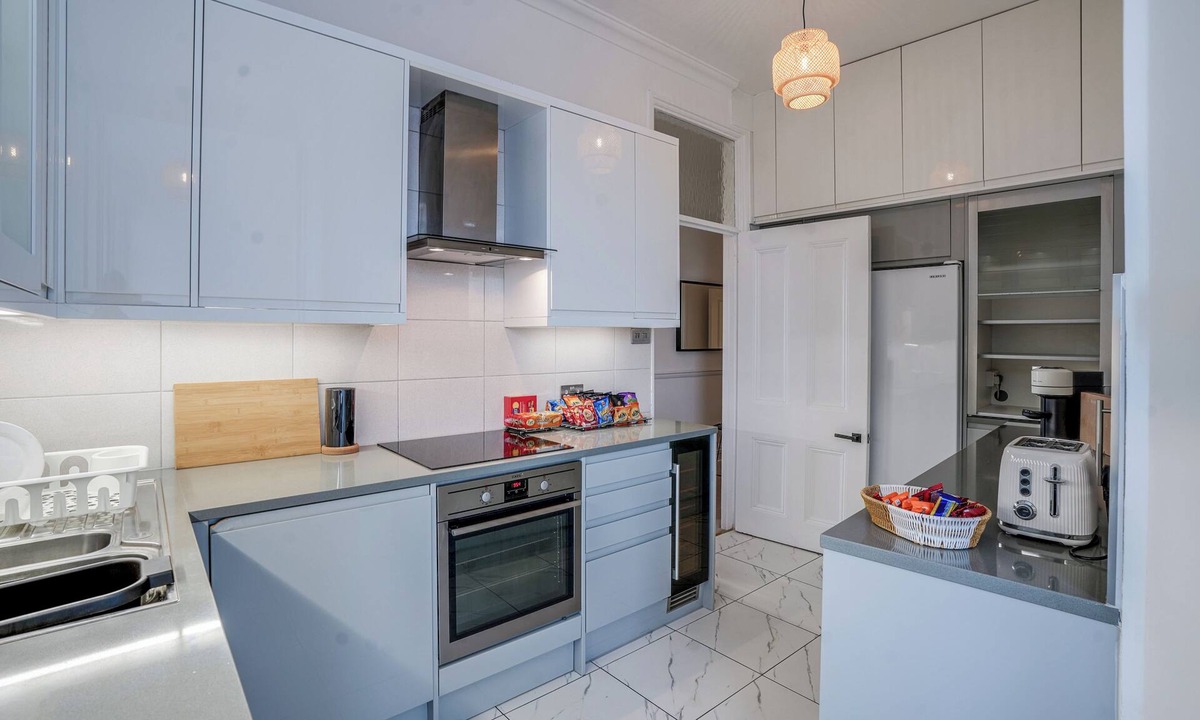 Westminster Apartment | This spacious 4-bedroom, 2-bathroom apartment accommodates up to 12 guests, making it perfect for large families or groups. Located in Westminster’s with lift access, it’s just a short walk from Victoria Station and Buckingham Palace.