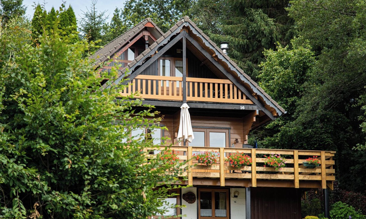 Bournoufay House | This spacious two-story wooden Finnish chalet accommodates up to 6 people across three comfortable bedrooms, making it perfect for larger families or holidays with friends.