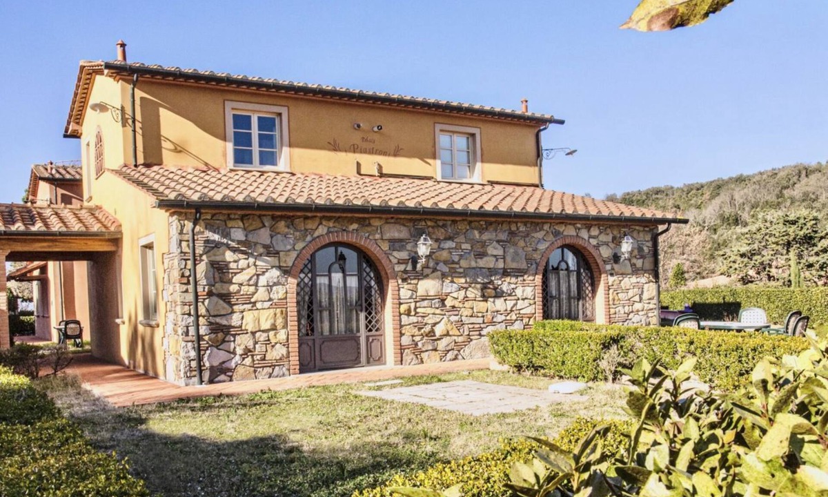 Monteverdi Marittimo Apartment | This studio apartment, approximately 23 square meters in size, sleeps two. It is tastefully furnished and air-conditioned. It features a kitchenette equipped with dishes, an oven, a refrigerator, satellite TV, a living room with a double bed, and a priva