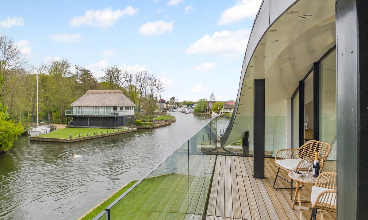 Wroxham Cottage | This stunning waterside home offers an amazing space for families and friends.