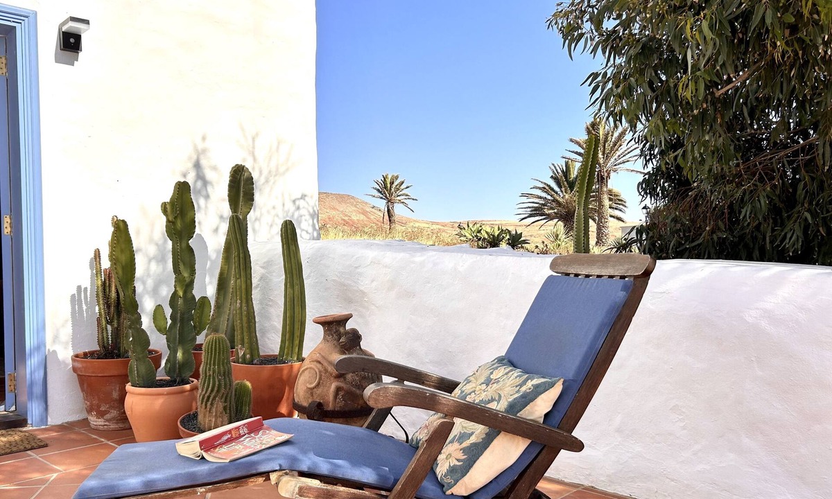 Teguise Cottage | This sun-filled studio is sure to delight!