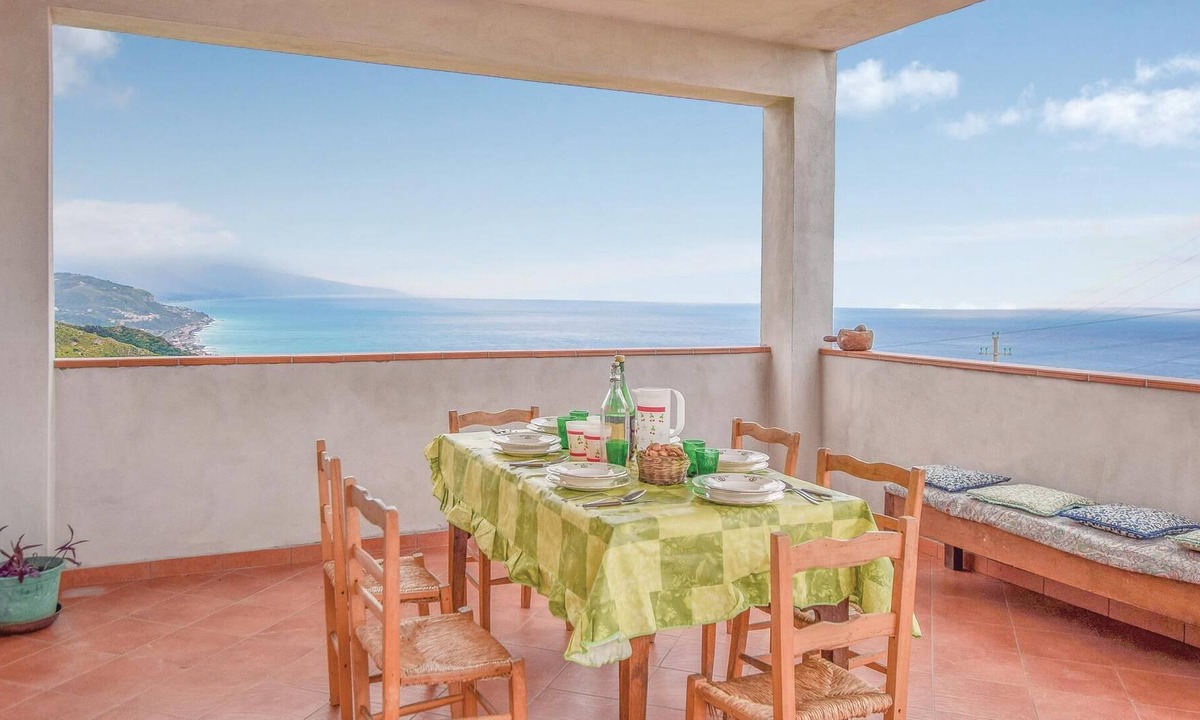 Cetraro Apartment | This vacation apartment is located on the second floor of an old mansion, in a splendid position ove