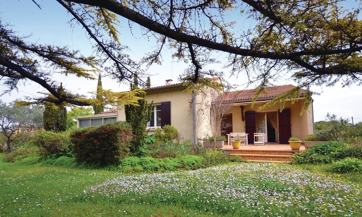 Violes House | This vacation home is a pretty detached villa on the edge of a pretty village in Vaucluse.