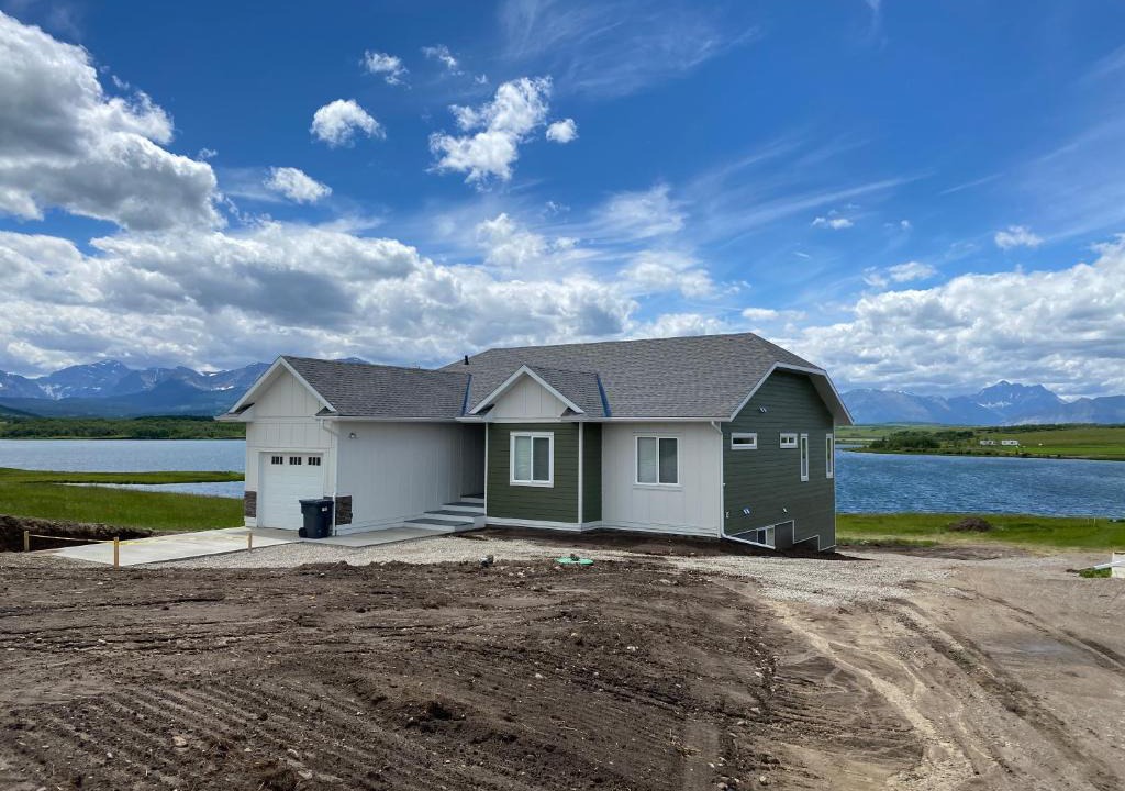 Mountain View House | Thistle Ridge (Upper) New Waterton Lakes Area Waterfront Home