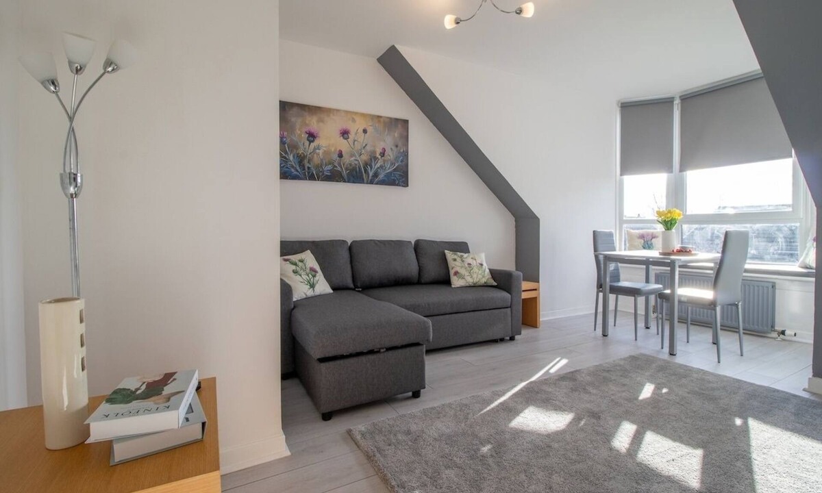 Largs Apartment | Thistle View - Sleeps 4 by the Coast of Largs