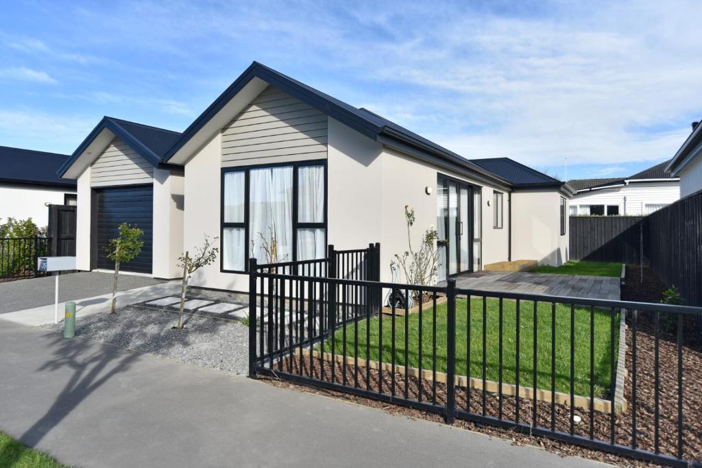 Spreydon House | Thomas Townhouse - Christchurch Holiday Homes