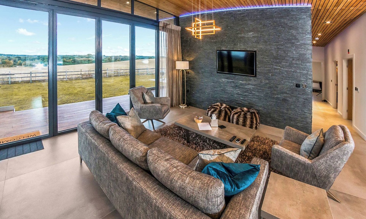 Newark upon Trent Ski Chalet | Three bed lodge with two king-size beds and one twin (king by arrangement).