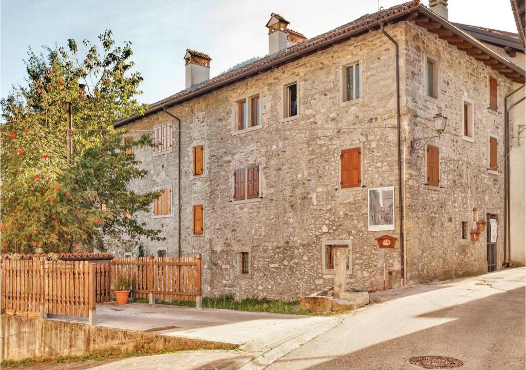 Sutrio Apartment | Three-Bedroom Apartment in Sutrio