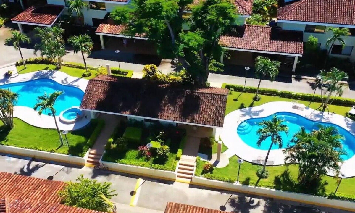 Coco House | Three Bedroom Sunny Townhome