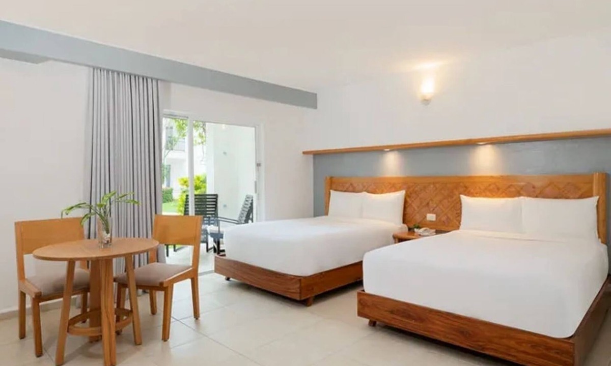Punta Cancun Hotel | Three Bedroom Villa | Kin Ha Villas | Group Vacation, Dining Area, Pool