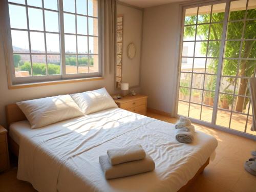 Anarvagos House | Three Bedroom with Fireplace and Piano