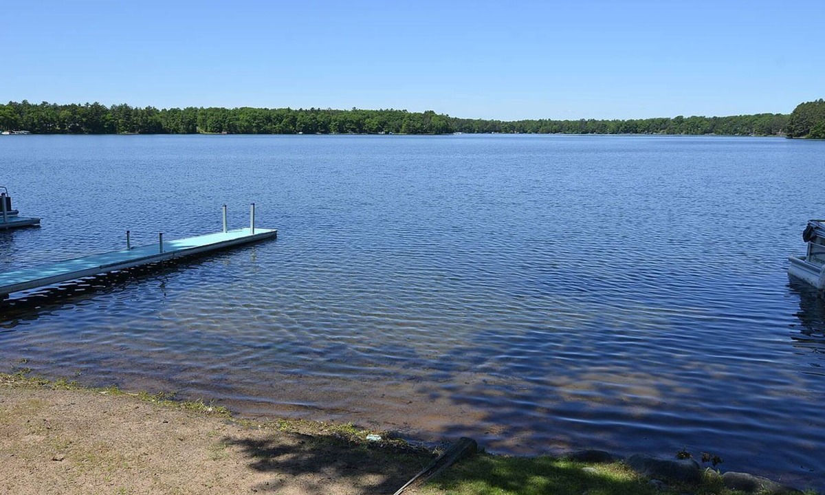 Hayward House | Three-bedroom with two queen beds, two twin beds, lake front on Big Round