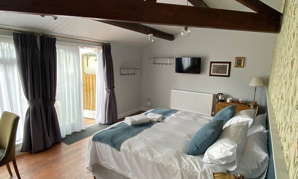 Newport Hotel | Three Bishops Inn