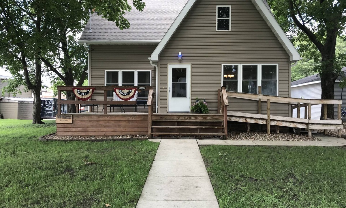 Clear Lake House | Three Blocks To The Lake! 4 Bedroom House With Two Stall Garage Sleeps 8