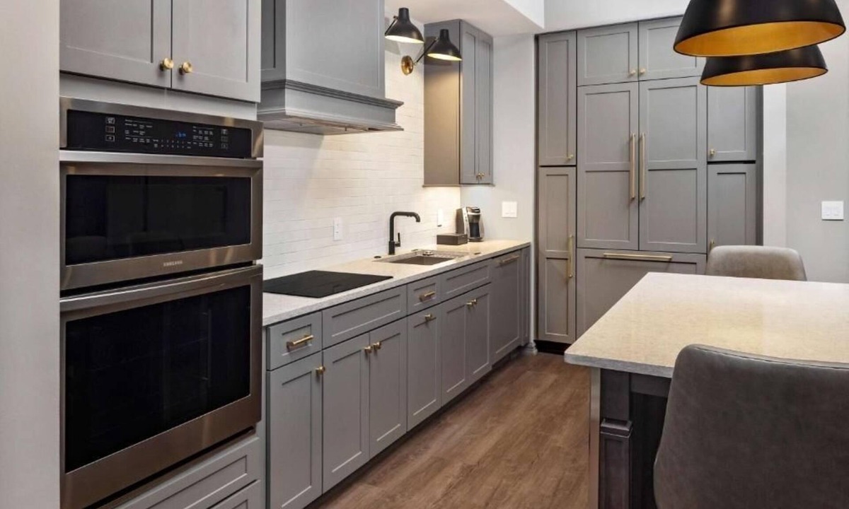 Ansonborough Hotel | Three Downtown Suite w/Kitchen & Balcony l Close to King St & Market