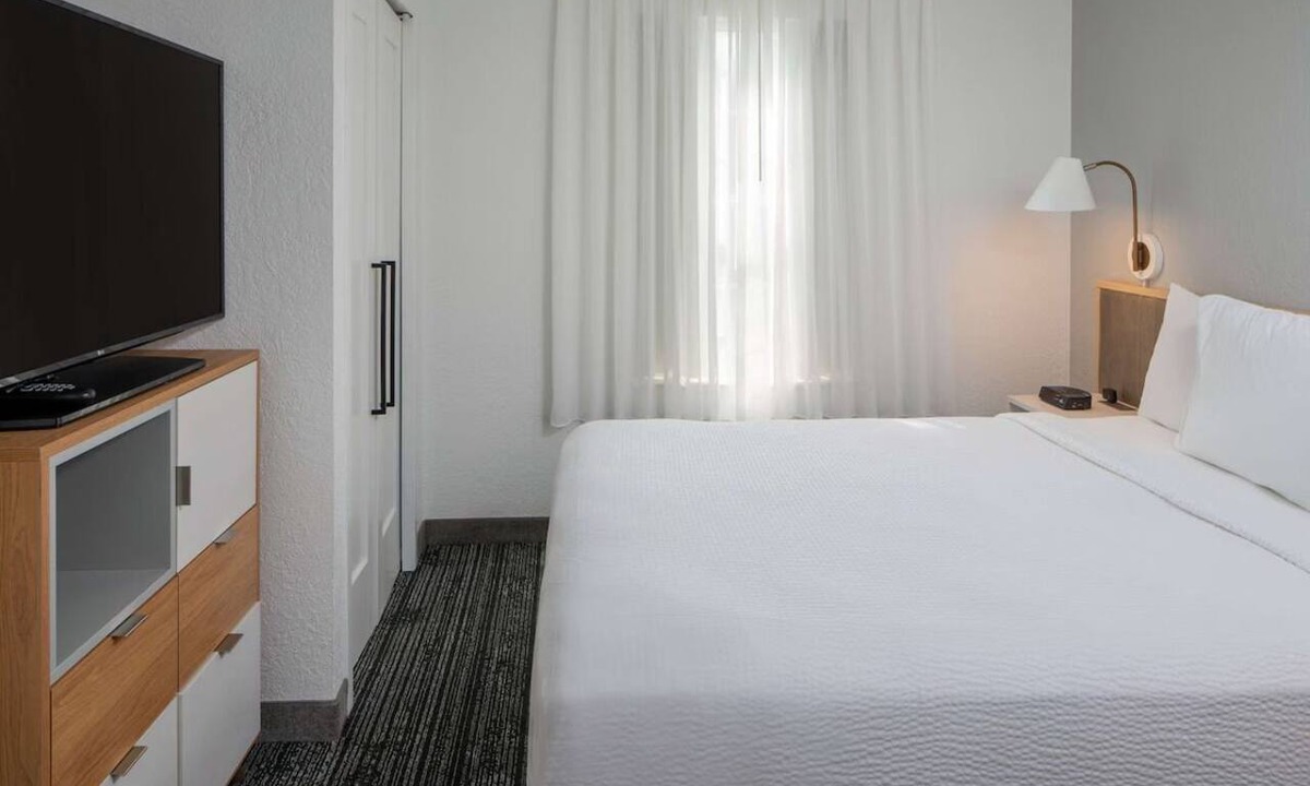 Falls Church Hotel | Three Modern 2BR Suites with Kitchen, Pet-friendly, Near Smithsonian Museum!