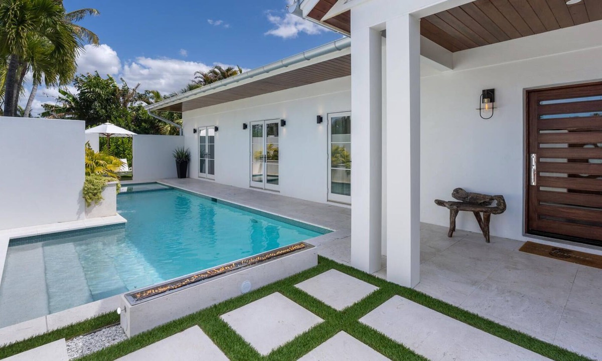 Moorings House | Three Palms Old Naples Moorings Neighborhood
