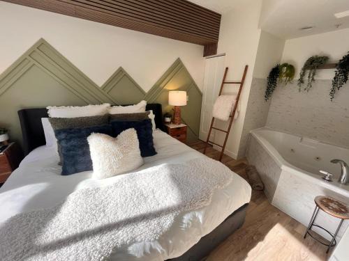 Canmore Apartment | Three Peaks Getaway Jacuzzi Suite - sleeps 4