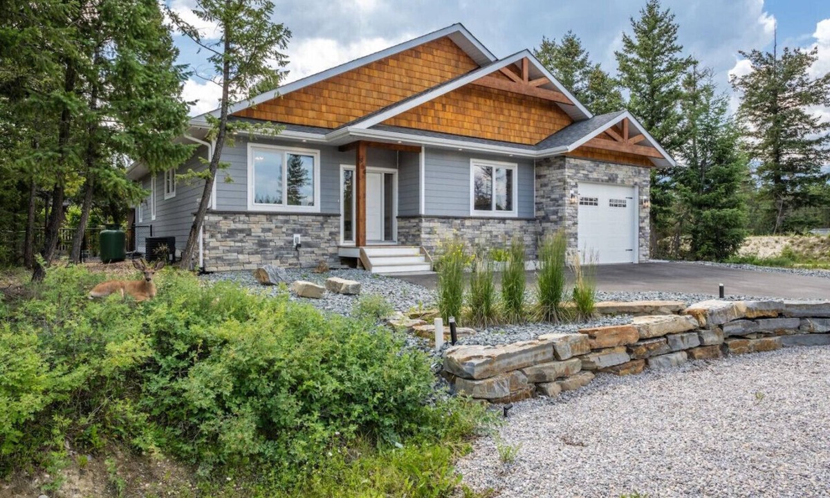 Invermere House | Three Peaks | Private Hot Tub | Games Room | Golf