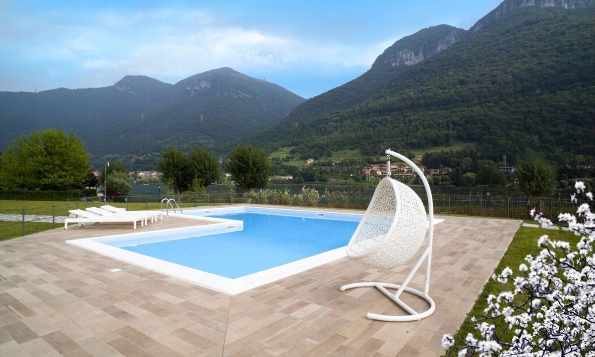 Spinone Al Lago Apartment | Three-room apartment facing the lake in a residence with seasonal swimming pool and solarium