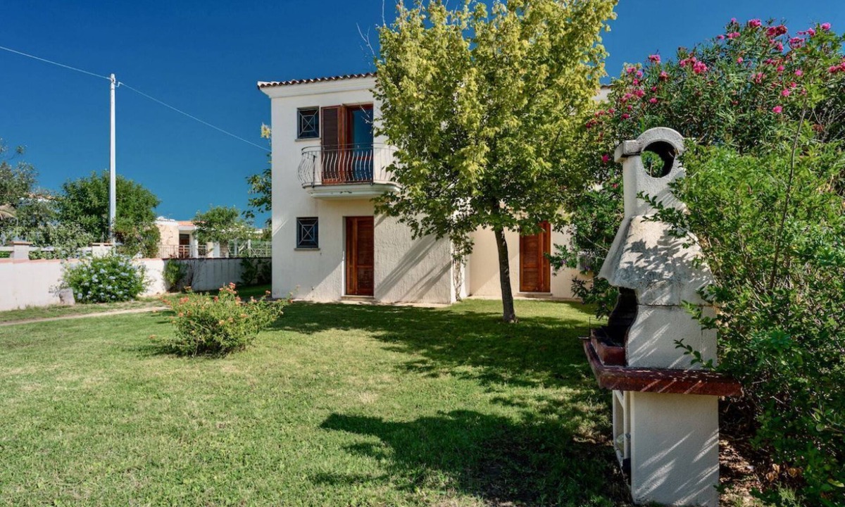 Budoni Apartment | Three-room apartment 6/7 beds, two bathrooms, 43/50 sqm c. To. Arranged on two levels: on the ground floor equipped patio, living room with equipped kitchenette and double sofa bed, bedroom with bunk bed, bathroom. On the first floor double b