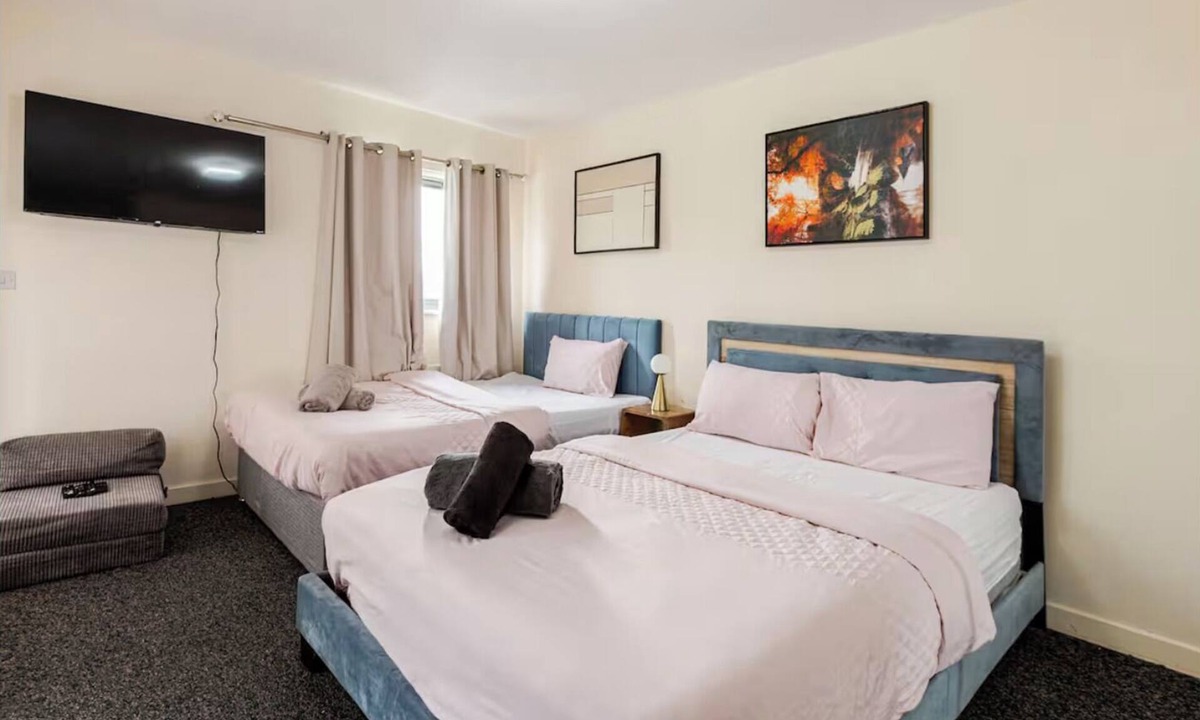 Thames House | Three Stay, Large En-suite King Size Room with Balcony