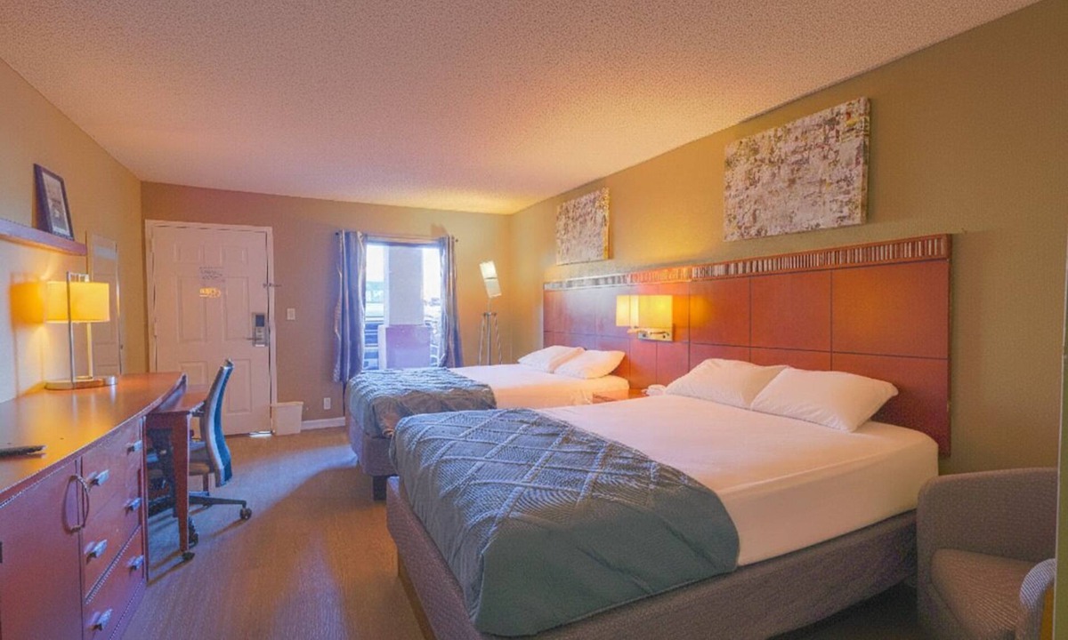 Brownsville Hotel | Three Vibrant & Comfortable 2 Queen Bed Units Perfect for Group Travelers