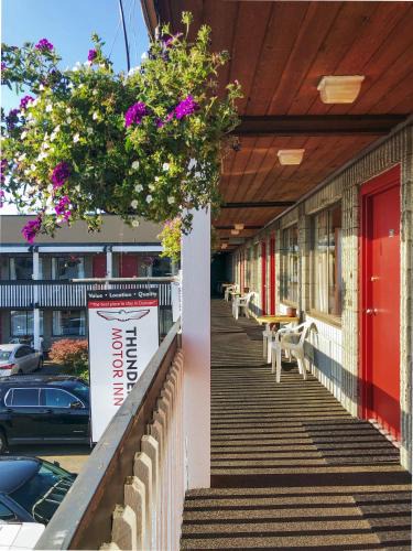 Duncan Hotel | Thunderbird Motor Inn