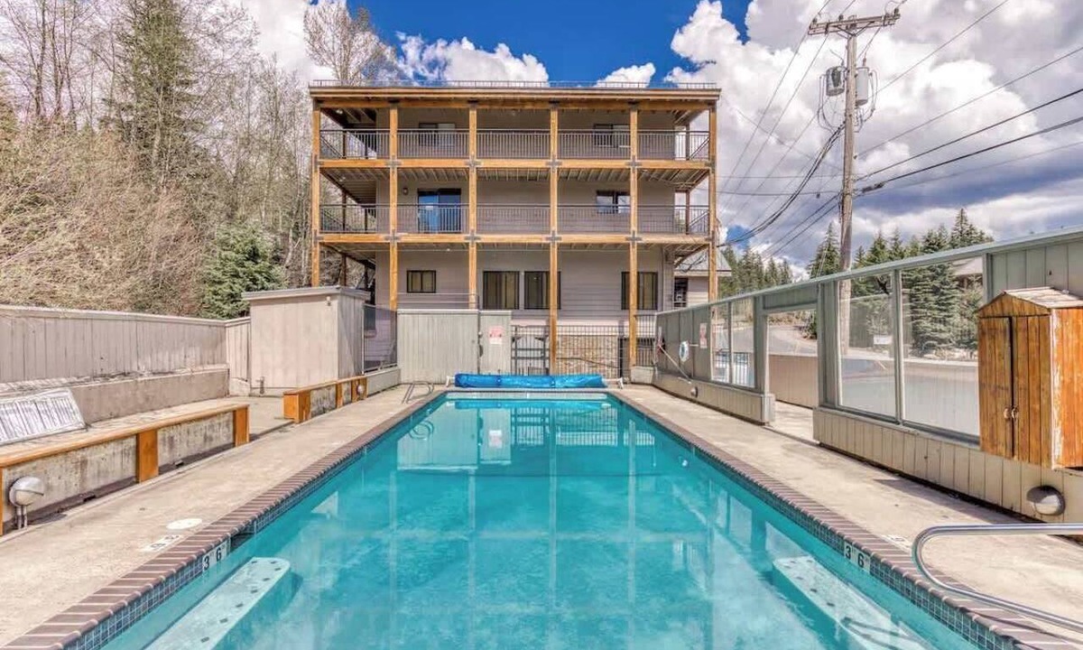 Government Camp Condo | Thunderhead Lodge: Pool & Game Room Fun Top Floor
